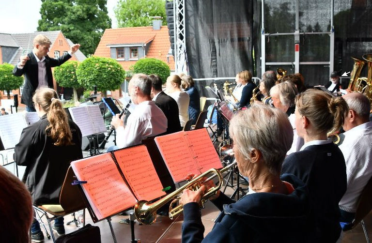 Das Wohld-Orchester unter der Leitung von Jörgen Roggenkamp spielte am 12. Juni 2026